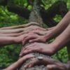 Un évènement international et en lien avec les œuvres et mouvements