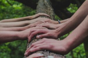 Un évènement international et en lien avec les œuvres et mouvements